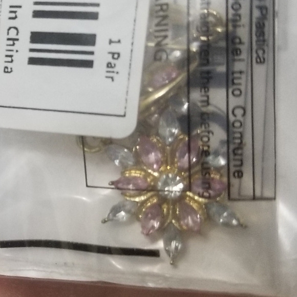 NWT snowflake earrings - Picture 3 of 5